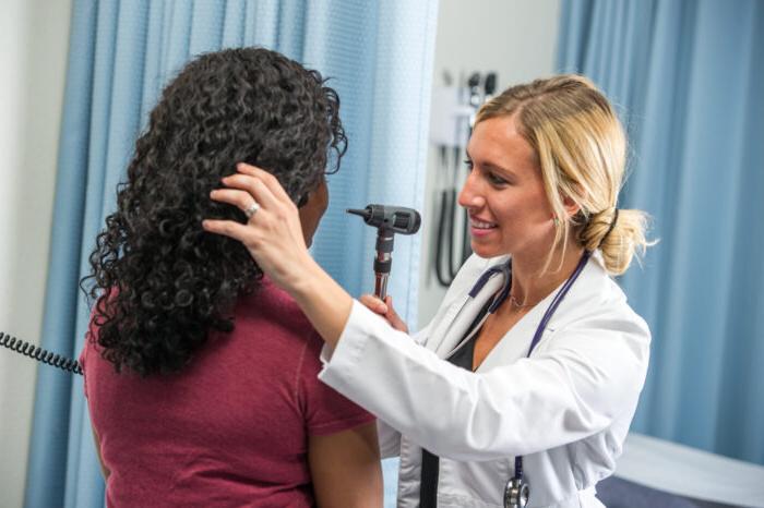 护理 students evaluating a patient.